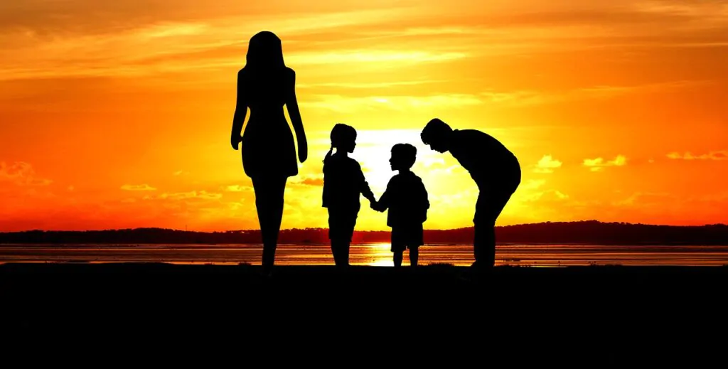 sunset, family, silhouette-4064928.jpg